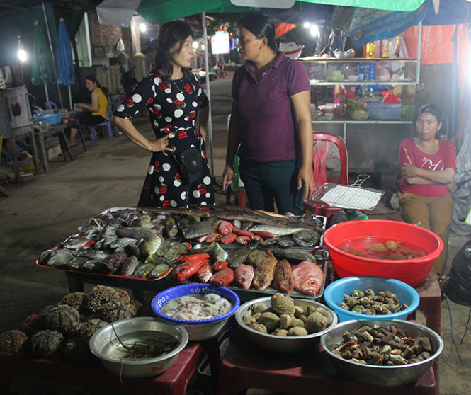 Hải sản tươi được bày bán ở "xóm nướng" đêm Lý Sơn - Ảnh: Võ Quý Cầu