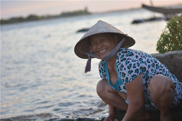 Buổi chiều là thời gian sinh hoạt của người nông dân rõ nét nhất. Một người phụ nữ đang tranh thủ giặt đồ vào cuối ngày. Ảnh: Lâm Minh Hiệp