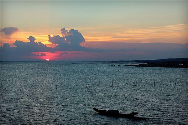 Khi màu tím của sắc trời đã nhuộm lên toàn bộ đầm, lên những con thuyền đang tấp nập về bến, bạn sẽ nhìn thấy những ngư phủ rắn rỏi với nụ cười rạng rỡ sau một ngày lao động vất vả. Ảnh: Vân Anh