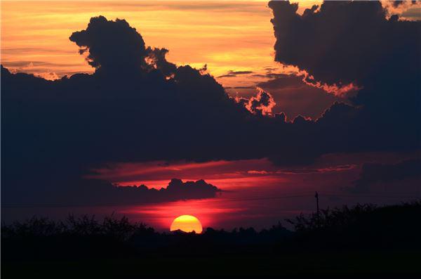 Mặt trời đỏ rực có thể nhìn rõ bằng mắt thường. Phá Tam Giang có lẽ không còn là nỗi sợ như câu ca xưa, mà như đang đợi đánh thức những vẻ đẹp tiềm ẩn hàng trăm năm qua, để phá như một địa danh được tìm đến trong bản đồ du lịch Việt Nam. Ảnh: Huỳnh Tuấn