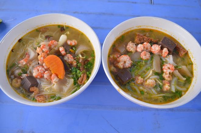 Các quán bán đồ ăn sáng, ăn trưa như hủ tiếu, bún bò, bánh mỳ... nằm rải rác trên đảo rất dễ cho du khách tìm ra. Một tô hủ tiếu đầy đặn và ngon miệng giá 15.000 đồng. Lưu ý: Ở trên đảo nhỏ, lúc sáng sớm là thời điểm thú vị nhất để bạn tìm hiểu về cuộc sống làng chài. Vì vậy hãy sắp xếp để ra đảo bằng chuyến tàu sớm nhất, hoặc chuyến chiều và nghỉ lại đến sáng hôm sau.