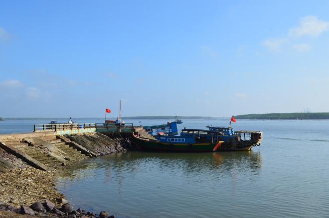 Để đến Thạnh An, cách duy nhất là đi tàu từ bến Cần Thạnh (thị trấn của huyện Cần Giờ). Nếu đi xe buýt, bạn bắt xe số 20 - Bến Thành - phà Bình Khánh, sau đó bắt xe số 90 tới Cần Thạnh. Các chuyến tàu từ đây ra đảo Thạnh An lúc 6h30, 9h, 10h30, 12h, 14h, 17h. Các chuyến tàu về lại đất liền lúc 6h30, 7h30, 10h30, 12h, 14h, 17h. Giá vé là 10.000 đồng/ lượt. Tuy nhiên, giờ tàu có thể thay đổi tùy vào tình hình thời tiết, thủy triều...