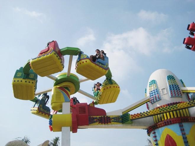 Nhiều bé thích thú với những trò chơi cảm giác mạnh như vũ trụ bay xoay, tàu lượn siêu tốc, thuyền cướp biển, bắt thú trong rừng…