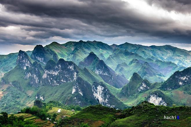 Khu vực Ngam La - Lũng Hồ - Du Già với đa dạng địa hình, cảnh quan hùng vĩ với cả ruộng bậc thang và núi đá. Rừng đá rất phổ biến ở Lũng Hồ và càng về phía Khu bảo tồn thiên nhiên Du Già, chúng càng trở nên sống động vì được tô điểm thêm bởi lớp phủ thực vật đặc trưng của hệ sinh thái núi đá vôi.