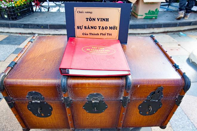 3 chiếc rương được rước gồm rương nghi thức - nghi lễ, rương tôn vinh sự sáng tạo mới và rương giáo dục - sức khỏe.