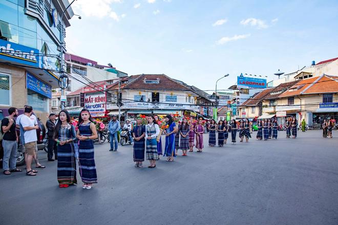 Đoàn rước xuất phát từ Chợ nghệ thuật, đi qua Trung tâm Hòa Bình, đường Lê Đại Hành, kết thúc tại đường Đinh Tiên Hoàng.
