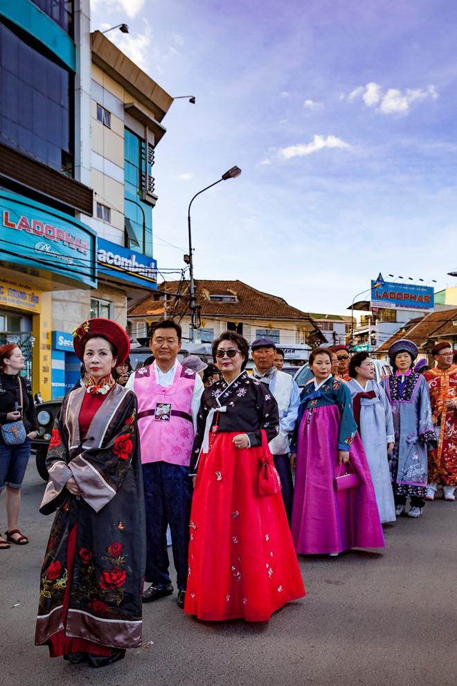 Các nghệ nhân Hàn Quốc và Nhật Bản.