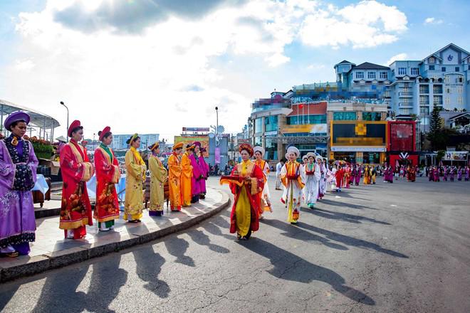 Đường phố Đà Lạt sôi động, náo nhiệt hơn hẳn so với ngày thường trầm lắng.