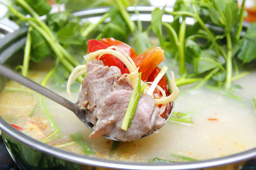 Thịt trâu nhúng mẻ với thứ nước dùng chua, thanh, có vị thơm thơm của sả. Ảnh: khuyenmaivang