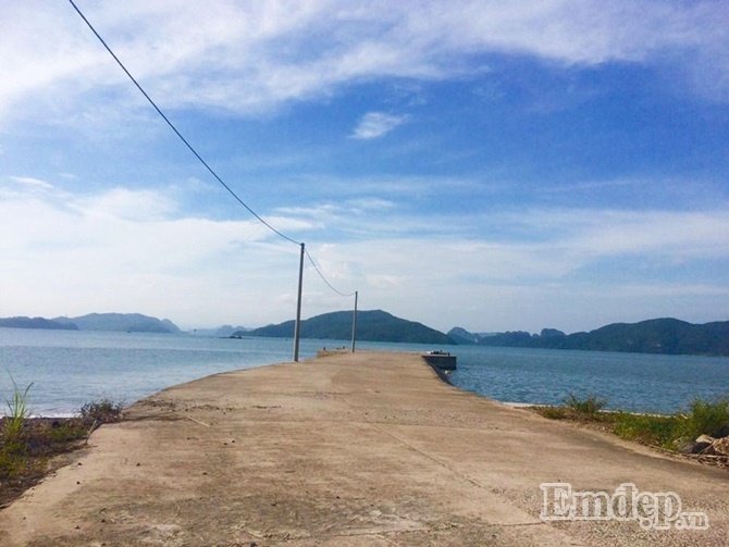 Biển trời hòa cùng một màu xanh.