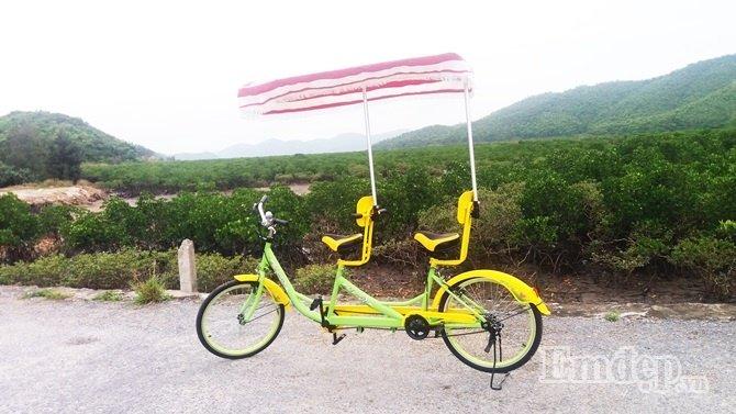 Ngoài tắm biển, bạn có thể thuê xe đạp đôi (xe đạp ba) để tự khám phá cuộc sống của người dân hay những cảnh đẹp khác trên đảo.
