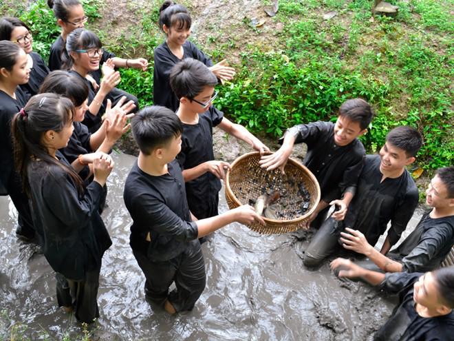Giới trẻ thích thú thành nông dân trong trò chơi be mương tát cá. Ảnh: Vinh Sang.