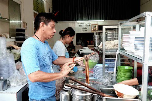Gian bếp của gia đình anh Tân. Ảnh: Di Vỹ.