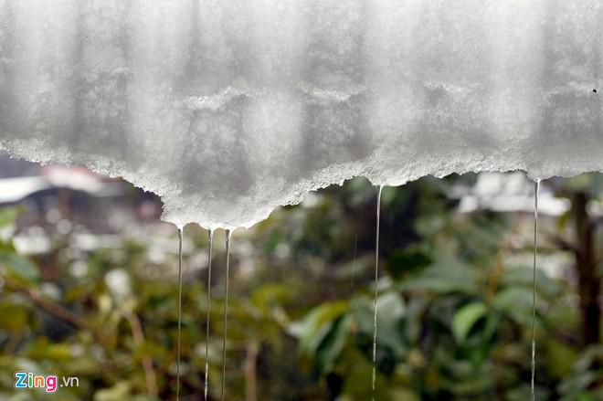 Đóng băng trên mái hiên nhà dân.