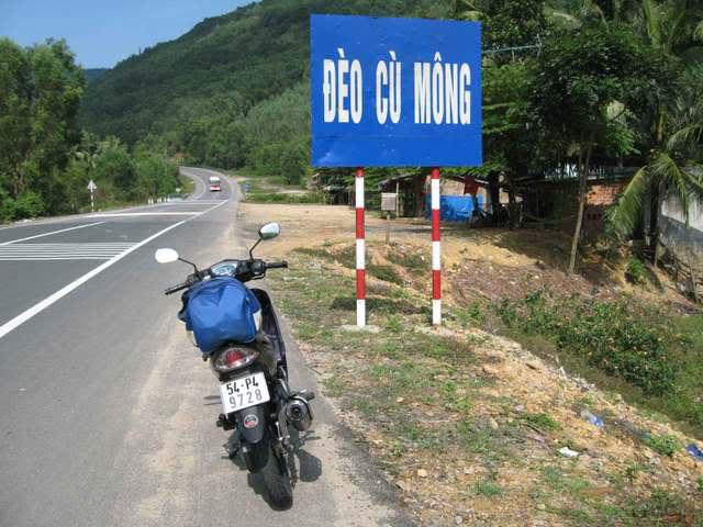 Đường dẫn lên đèo Cù Mông. Ảnh: Xuân Trường