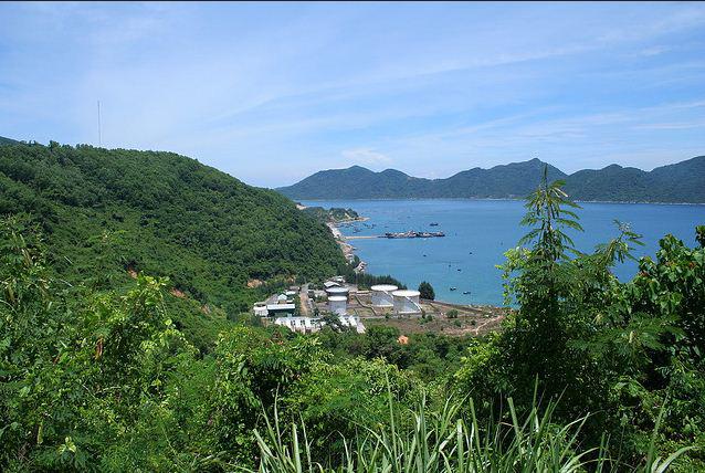 Vũng Rô nhìn từ đỉnh Đèo Cả. Ảnh: Tran Khang/ flickr.com