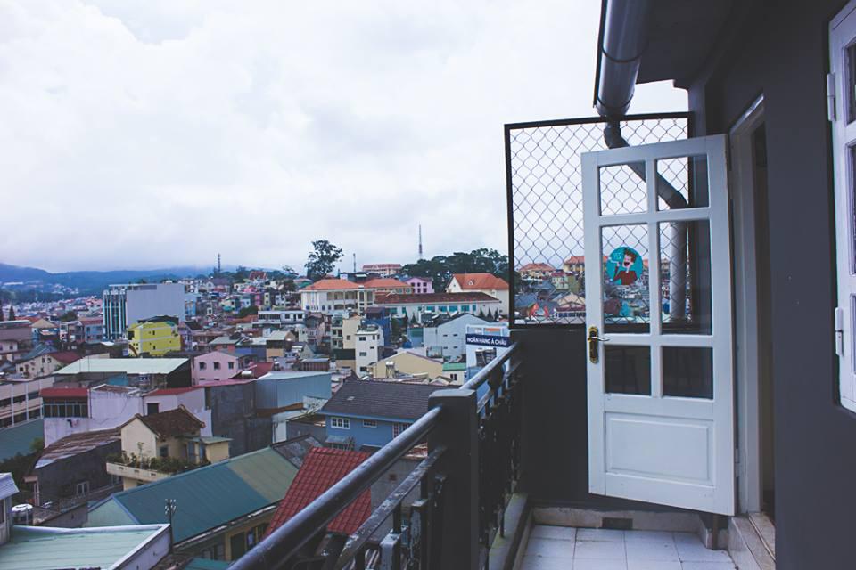 Phía ngoài là một ban công nhỏ có thể nhìn ra thành phố