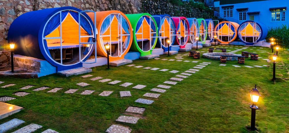 Hostel được thiết kế độc đáo bằng những ống trụ bê tông ốp gỗ nhiều màu sắc