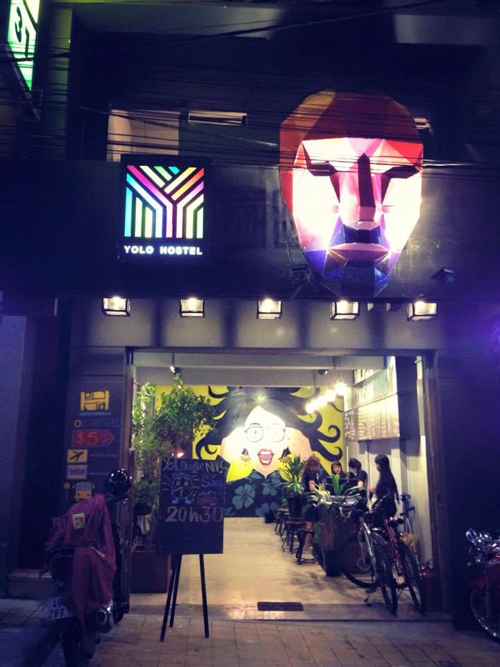 Không gian bên ngoài YOLO Hostel