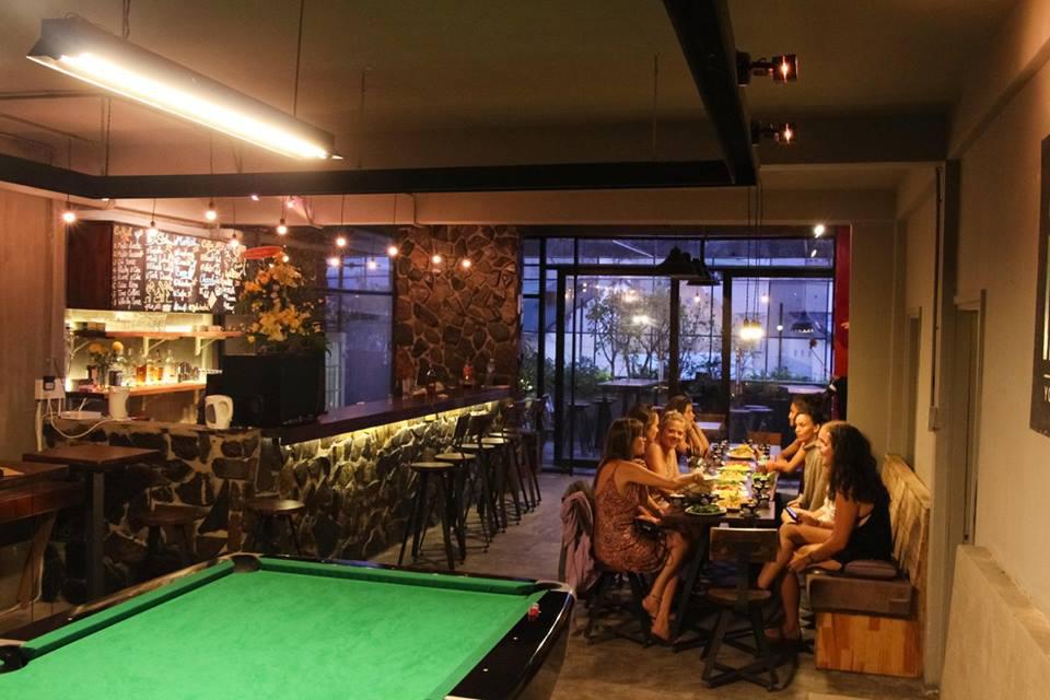 Tầng 1 là YOLO Coffee and Bar