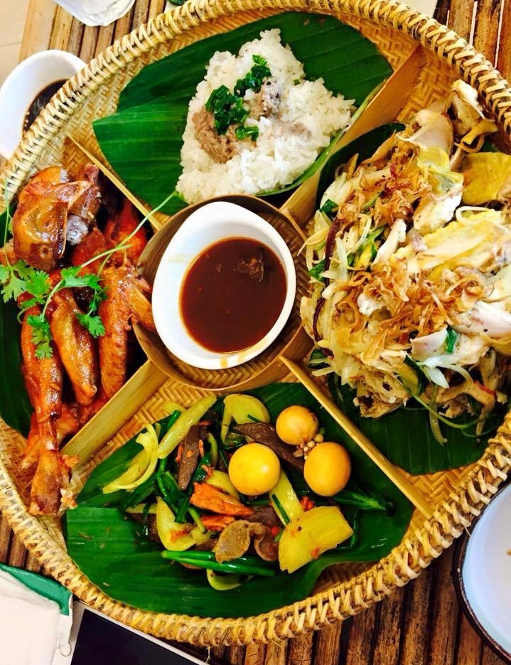 Đặc sản gà lên mâm của miền Trung.