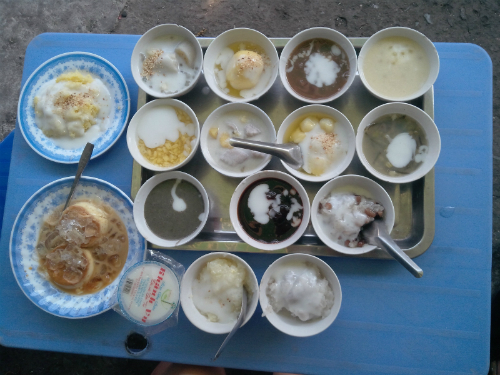 Khi gọi một mâm chè, bạn sẽ được mang ra 16 phần gồm chè và rau câu bánh flan như thế này. Ảnh: Bum