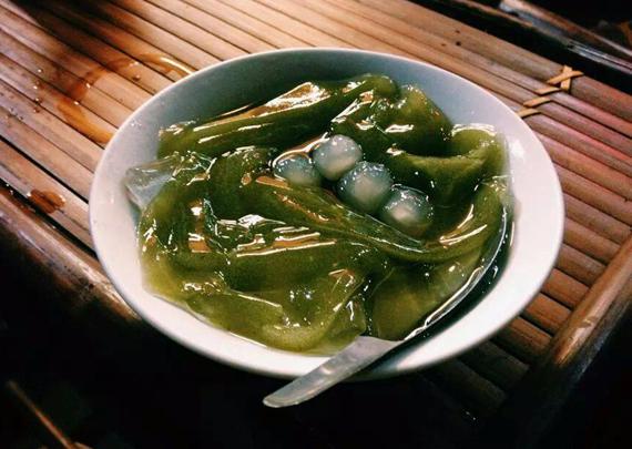 Bát chè thạch găng giúp bạn hạ nhiệt tốt trong ngày nắng nóng.