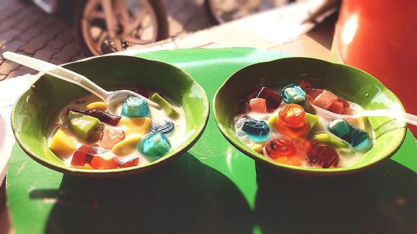 Bát thạch cầu vồng nhìn siêu hấp dẫn.