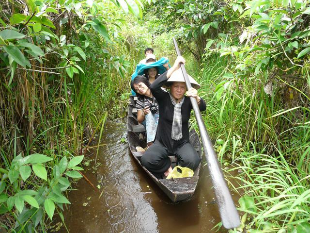 Đi sâu vào trong rừng khám phá hệ sinh thái đa dạng. Ảnh: ST