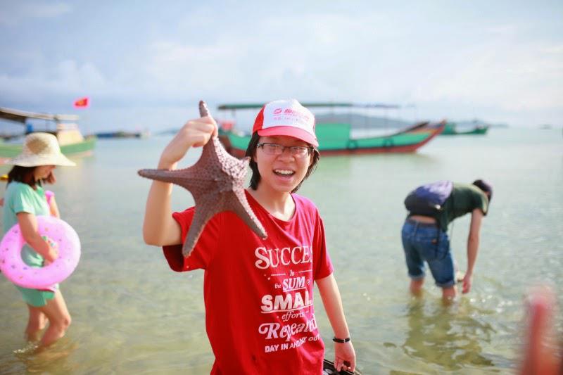 Du khách thích thú với những chú sao biển ở đảo ngọc Cô Tô . Ảnh PYS Travel