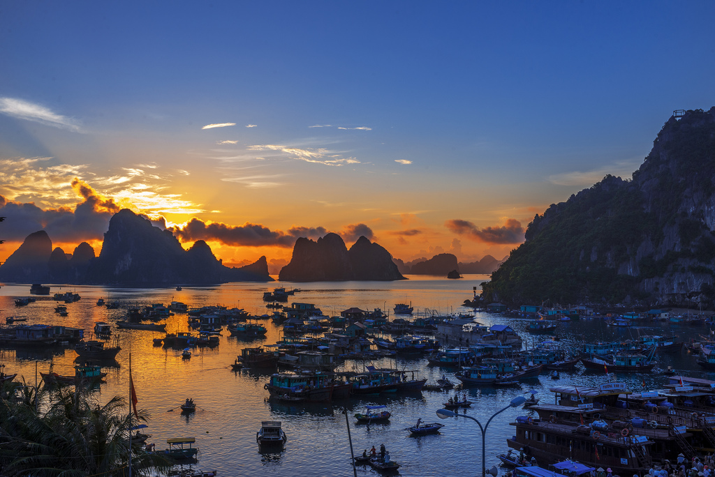 Bình minh trên cảng Cái Rồng. Ảnh: flickr.com