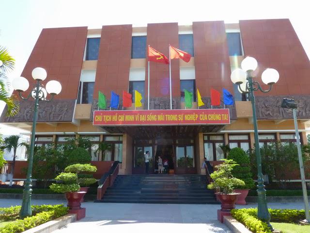 Tham quan Bảo tàng Hồ Chí Minh.