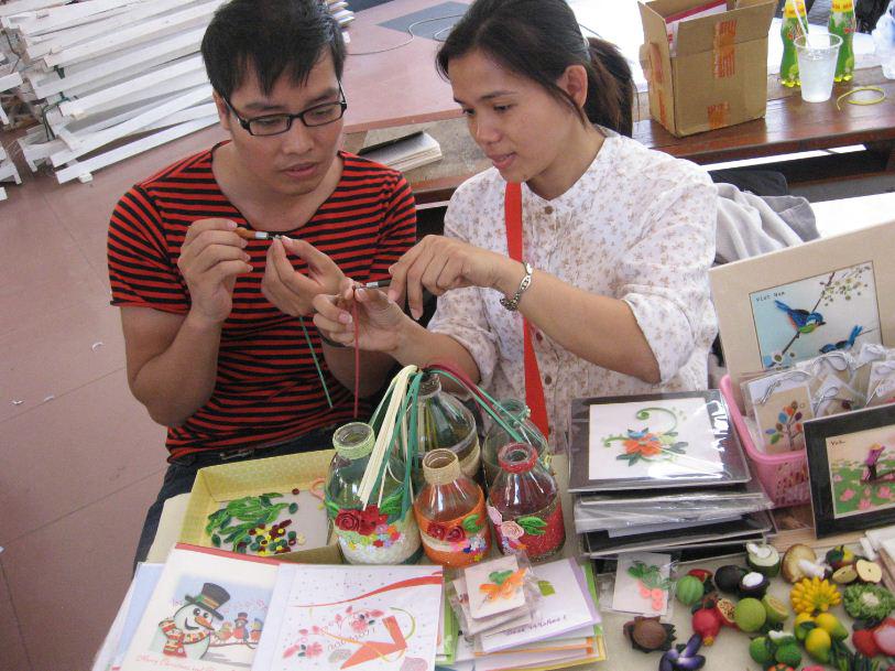 Du khách được hướng dẫn làm tranh cát.