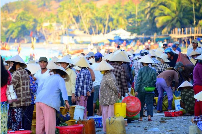 Chợ hải sản lúc mờ sáng tại Phan Thiết.