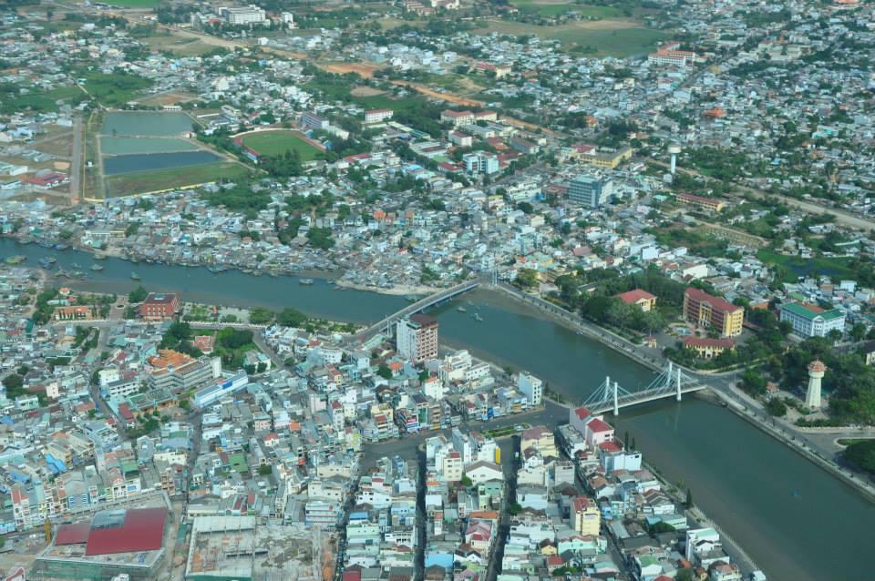 Toàn cảnh thành phố biển Phan Thiết chụp từ thủy phi cơ Hải Âu.