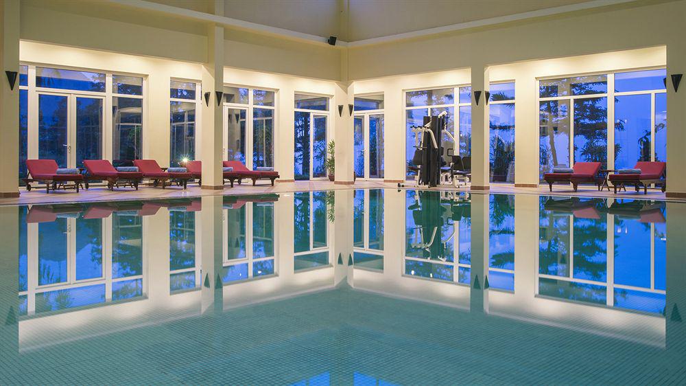 Hồ bơi nước nóng bên trong resort