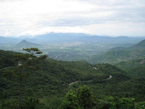 Với chiều dài khoảng 18.5 km, uốn lượn qua núi non trập trùng và rừng thông tạo thành những khúc cua như “con rắn khổng lồ”, đèo Ngoạn Mục luôn để lại ấn tượng sâu sắc cho du khách. Ảnh: Wiki.