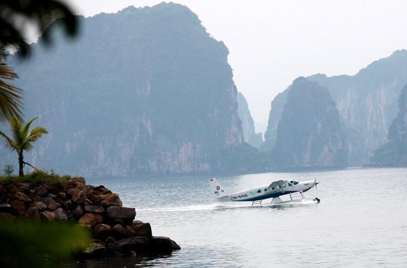 Thủy phi cơ đáp trên mặt nước của Vịnh Hạ Long. Ảnh: seaplanes.vn