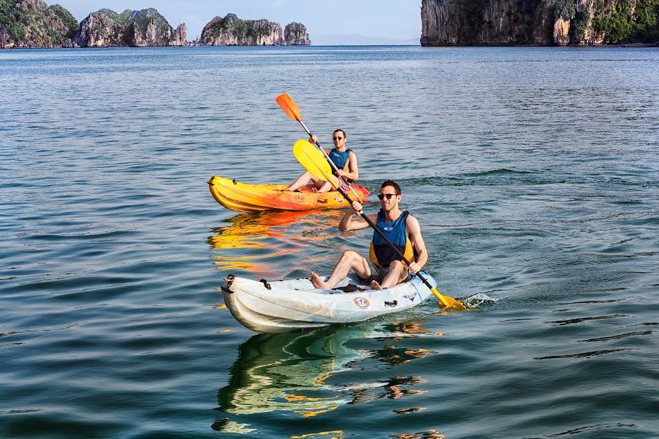 Các hoạt động dưới nước bao gồm đi thuyền kayak, lặn với ống thở và câu mực đều được du thuyền Emeraude Classic cung cấp.Ảnh: DiLaDen.com