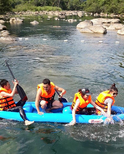 Ở đây có nhiều trò chơi cho du khách lựa chọn như đu dây, chèo thuyền kayak...