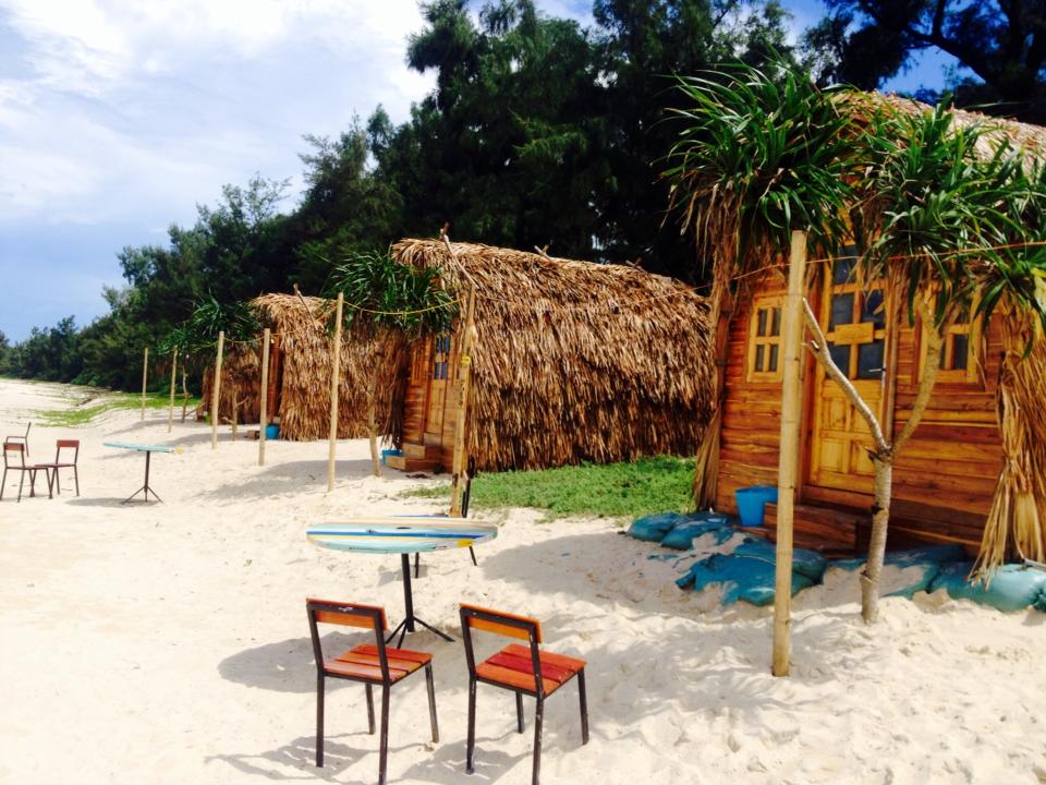 Cách trung tâm thị trấn 6km, Coto Eco Lodge là khu nghỉ xinh xắn với 18 căn nhà gỗ hướng ra bãi biển xanh ngắt. 