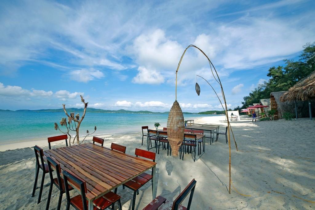 Trên bãi cát là những căn nhà gỗ được thiết kế sáng tạo, gần gũi với thiên nhiên, nơi bạn chỉ cần mở cửa phòng là đã có thể hòa mình vào làn nước biển trong xanh, mát lạnh. 