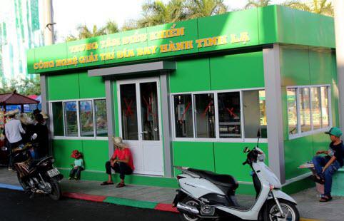 Phòng điều khiển lớn với vô số máy móc, thiết bị.