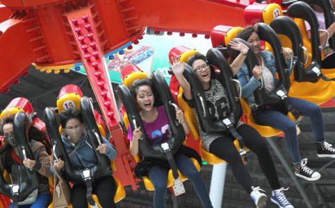 Bạn Hồ Xuân Ánh, ở quận 9, cho biết, đây là lần đầu tiên bạn tham gia trò chơi mạo hiểm như thế này. Do chiếc đĩa vừa xoay vừa đu đưa nên tạo cảm giác khác lạ so với những trò chơi mạo hiểm truyền thống trước đây bạn đã từng tham gia chơi.
