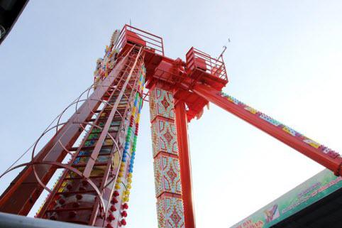 Bạn Hồ Xuân Ánh, ở quận 9, cho biết, đây là lần đầu tiên bạn tham gia trò chơi mạo hiểm như thế này. Do chiếc đĩa vừa xoay vừa đu đưa nên tạo cảm giác khác lạ so với những trò chơi mạo hiểm truyền thống trước đây bạn đã từng tham gia chơi.