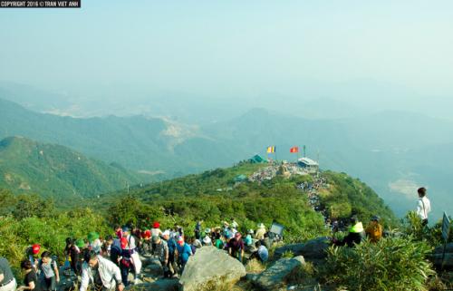 Quang cảnh đường leo Yên Tử vào mùa lễ hội 2016. Ảnh: Trần Việt Anh.