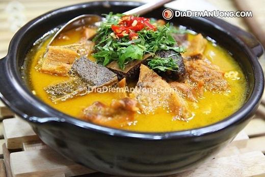Lẩu phá lấu đầy ăm ắp được chứa trong chiếc nồi lớn và luôn trong tình trạng nóng hổi, đúng chất lẩu. (Nguồn: DDAU)