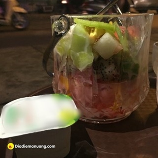 Bên cạnh thành phần chính, trái cây xô còn cho bạn thêm nhiều sự lựa chọn với siro, topping kẹo dẻo, thạch… cực kì đa dạng. (Nguồn: DDAU)