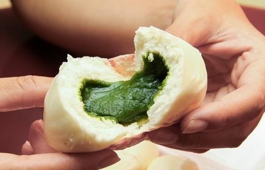 Với người Việt, những món ăn chế biến từ trà xanh đã dần trở thành một phần không thể thiếu trong đời sống hàng ngày. Nay, các tín đồ của trà xanh lại càng hứng thú hơn khi xuất hiện phiên bản bánh bao trà xanh. Chỉ mới tưởng tượng bột bánh bao mịn màng, nóng hổi, ôm lấy phần nhân đậm đà trà xanh là đã thấy thòm thèm rồi. (Ảnh: Internet)