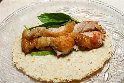 Cháo vịt, gỏi vịt là chuyện thường, bánh tacos thịt vịt mới là món ăn đáng chú ý. Lớp vỏ bánh tacos được chế biến từ đậu nên khi ăn, bạn sẽ cảm nhận được vị bùi bùi, ngoài ra còn có thịt vịt nướng thật mềm và tỏa ra hương thơm nhè nhẹ của lá mắc mật cùng vị đặc trưng đến từ các loại sốt. (Ảnh: Internet)
